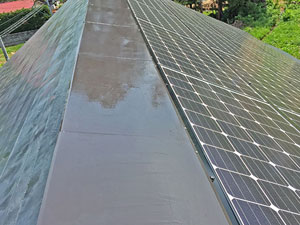 株式会社トミコー 屋根板金工事 施工事例 太陽光モジュール上部、落雪ジャンプ台工事