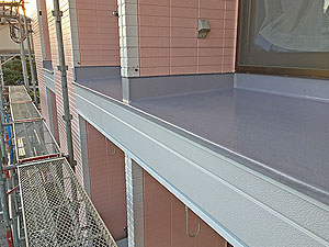 株式会社トミコー 屋根板金工事 施工事例 太陽光モジュール上部、落雪ジャンプ台工事